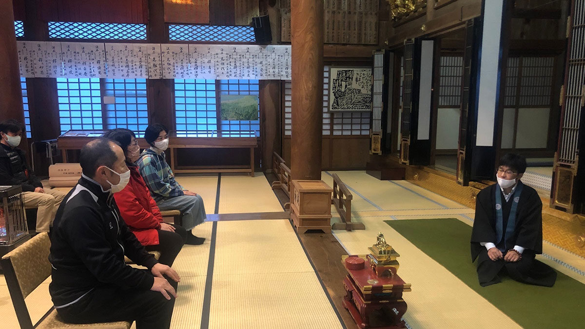 行徳寺住職と朝勤体験